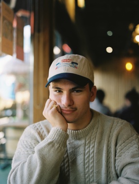 鸭舌帽针织毛衣帅哥图片